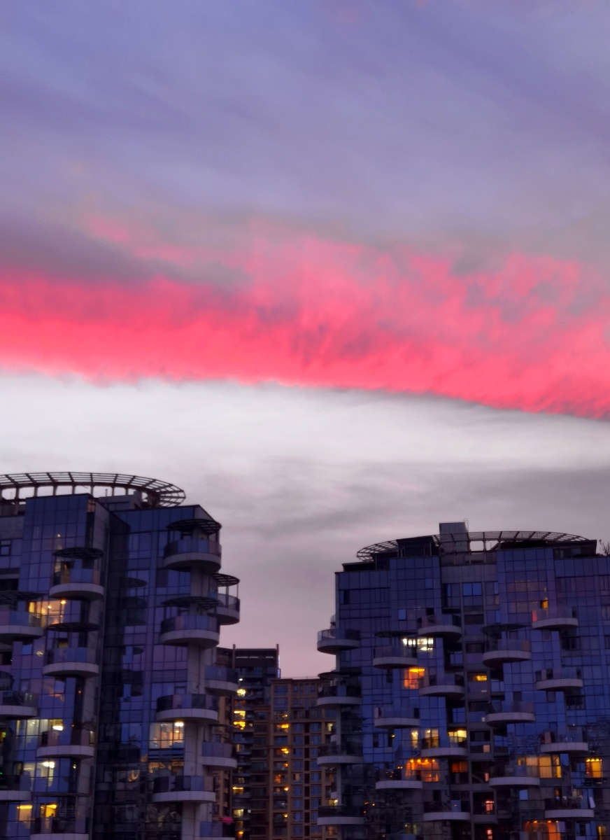 艳丽的晚霞  城市的建筑茶山 亭子 下午