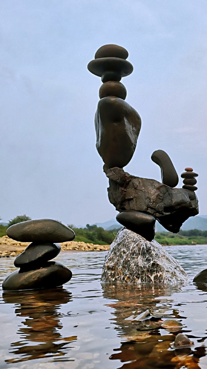 平衡石来自山涧小溪中的石头艺术