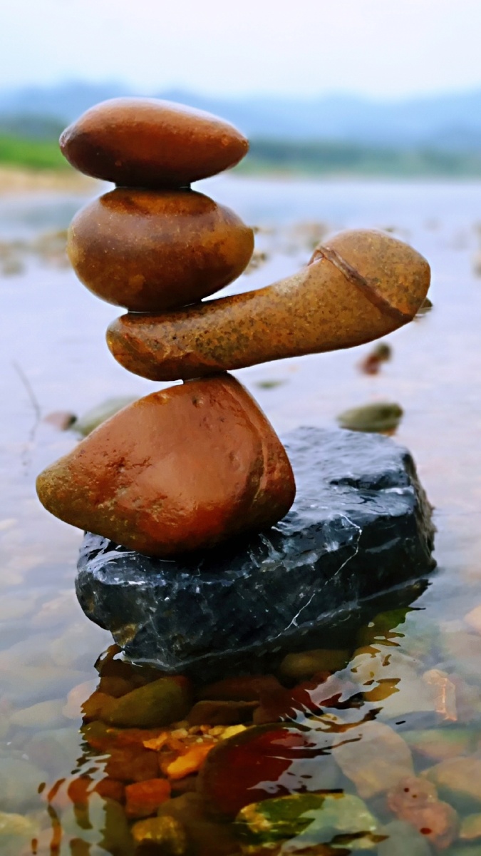 平衡石来自山涧小溪中的石头艺术