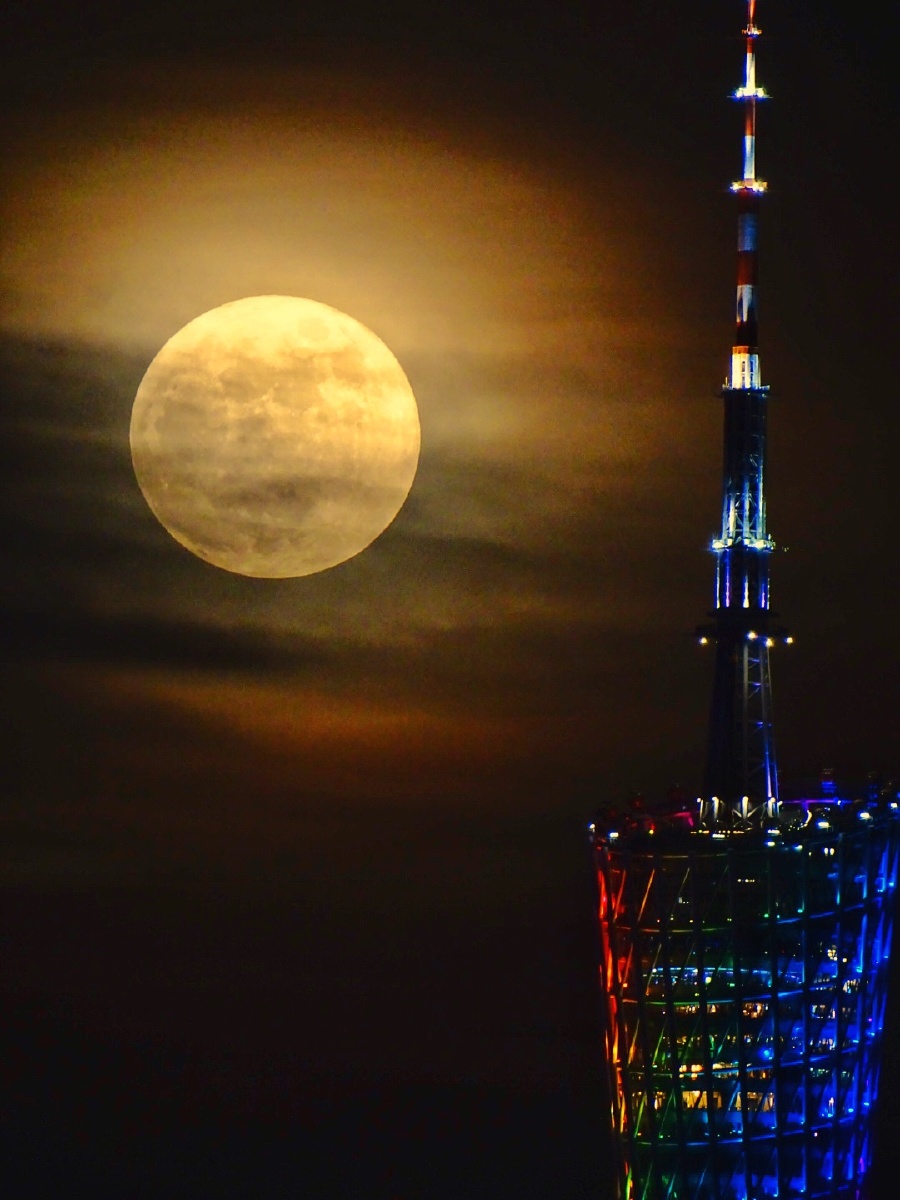 5公里,等待月亮升至广州塔尖,序列按下快门,定格美好瞬间