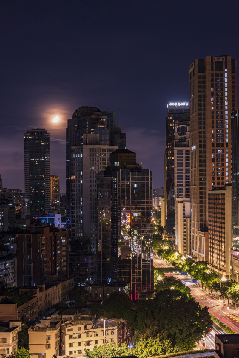 都市月落皓月当空比较常见圆月初升相对少见月落都市确是罕见啦前天