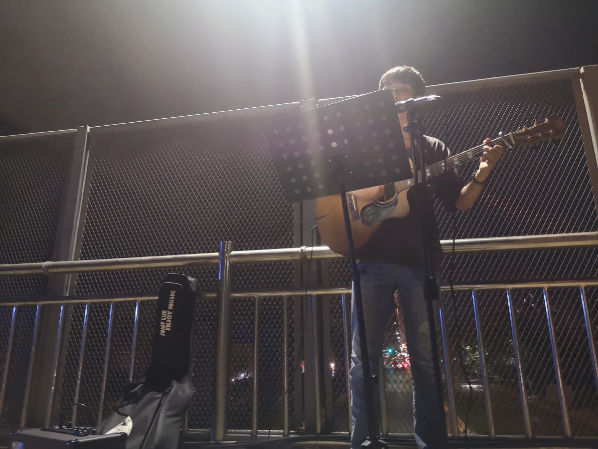 一个人,一把吉他.心中有热爱和远方.