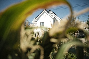 28050