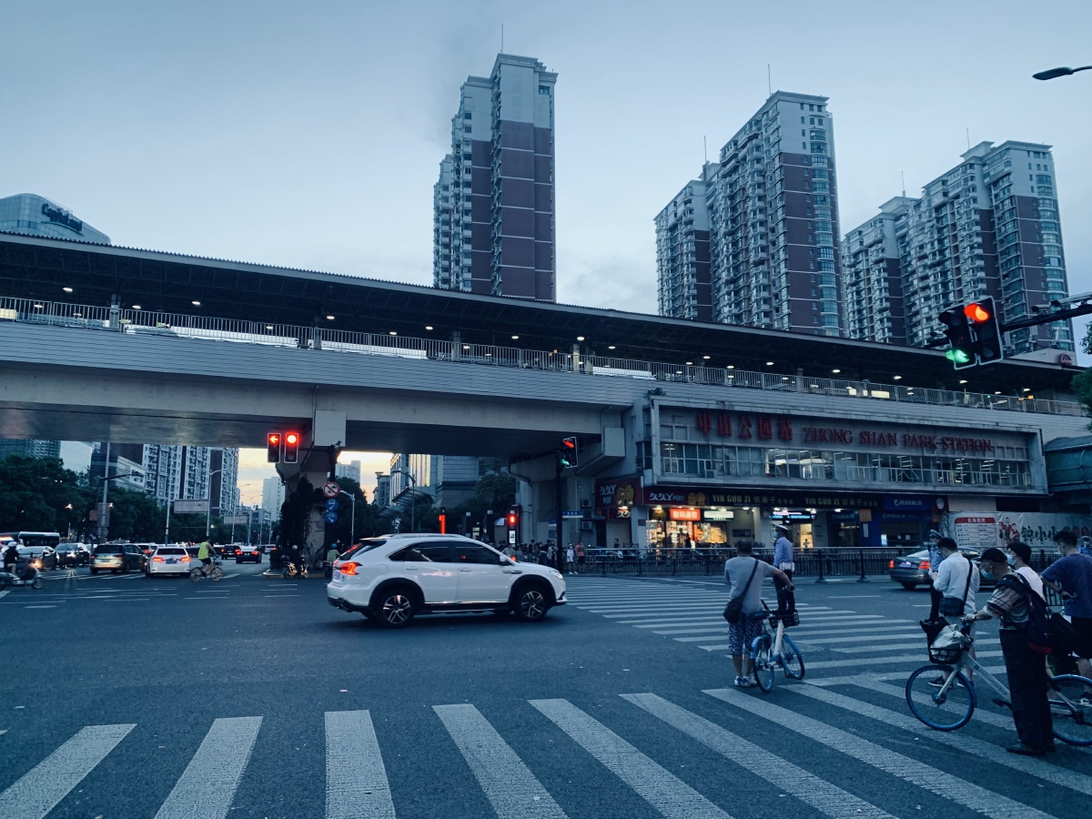 上海中山公园路口抓拍