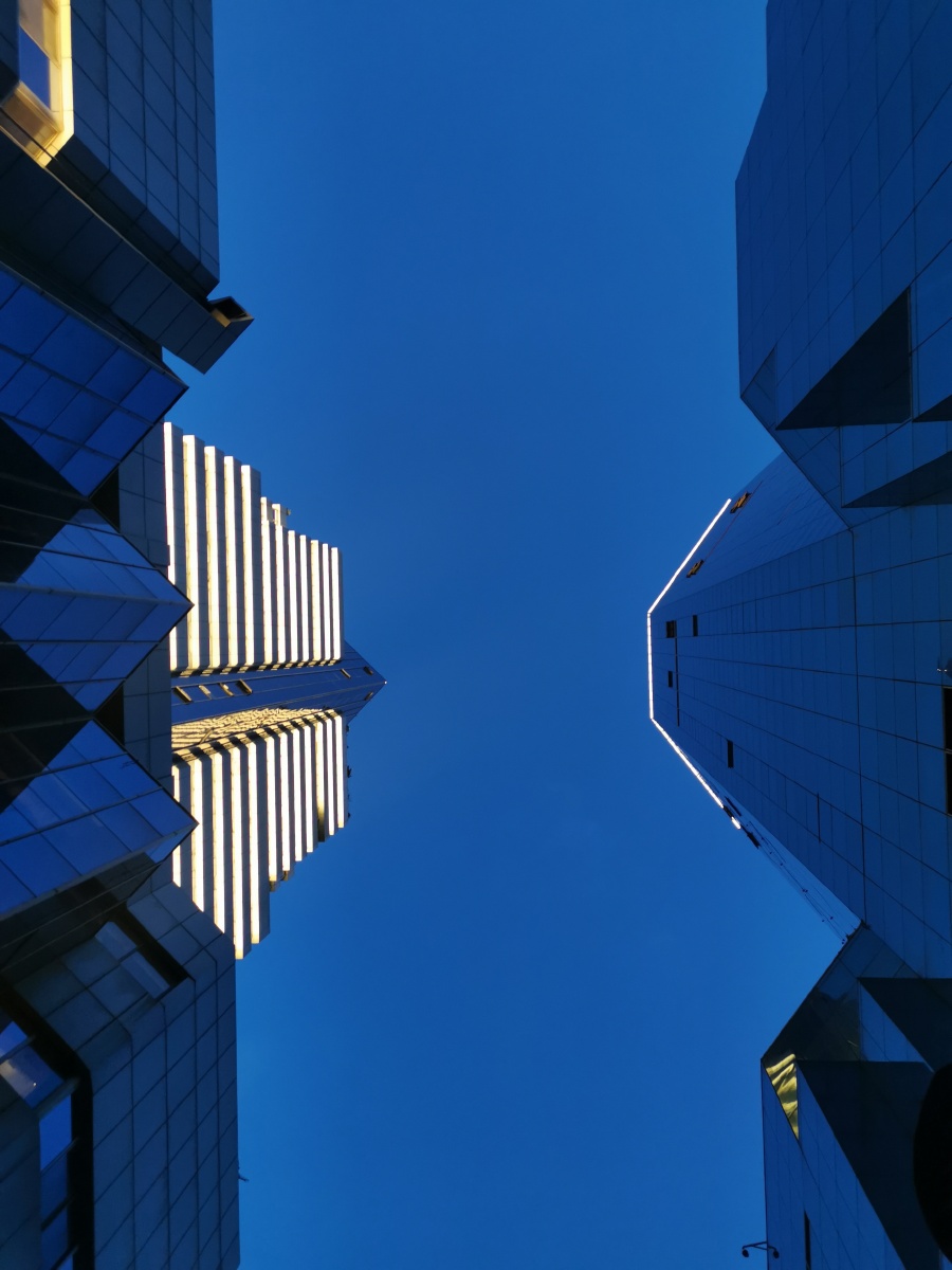 华灯初上高楼大厦蓝天仰视图