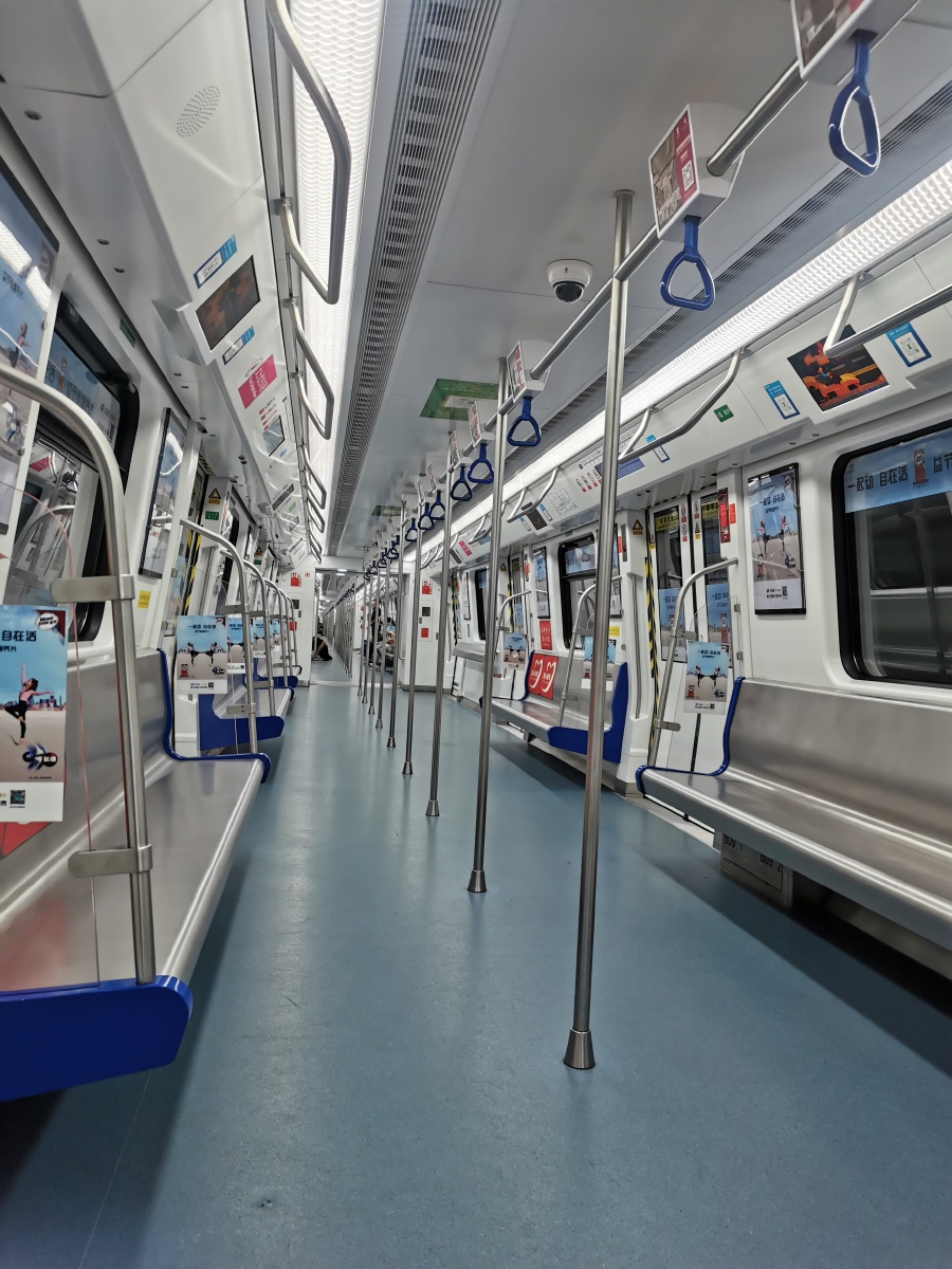 空空的地铁车厢