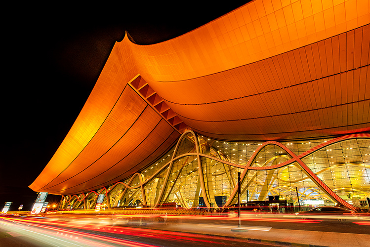 长水光影广角慢门拍摄于昆明长水机场航站楼