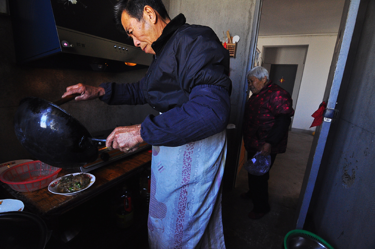 奶奶气管炎发作,怕油烟,不能下厨做菜,爷爷临时上阵做红烧鱼,奶奶远远