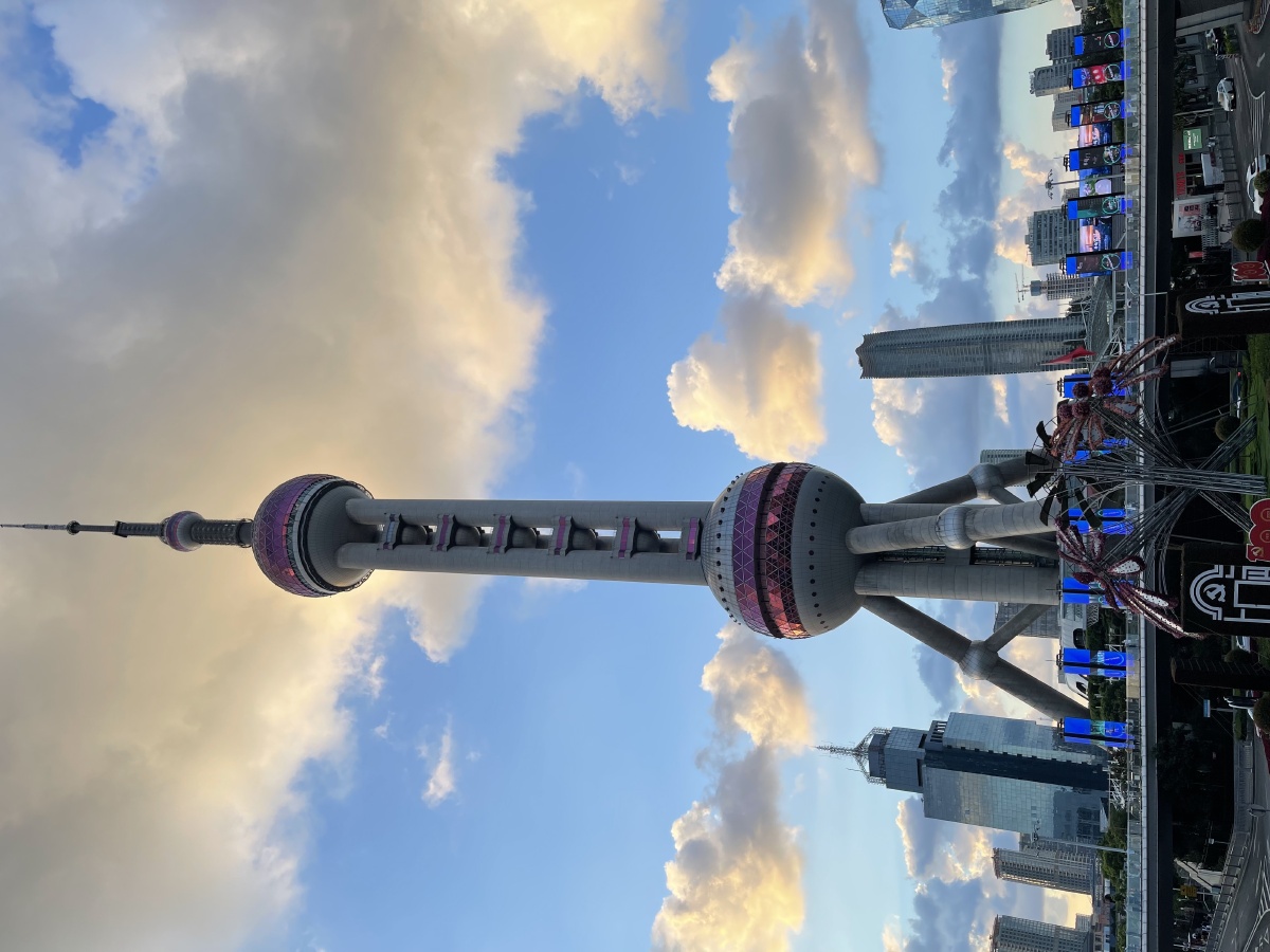 上海外滩是上海标志性建筑来上海当然不能忘记了这个地方外滩散步看看