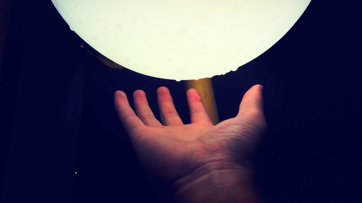 小雨过后的街旁路灯,几滴雨挂在灯上,用手承接他们,即是留下希望,也是