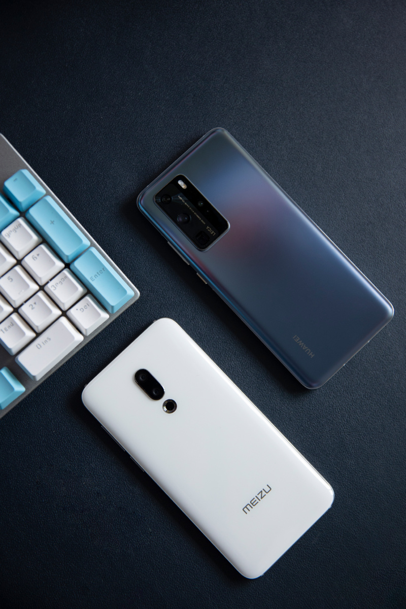电脑桌上的华为p40pro与魅族16th