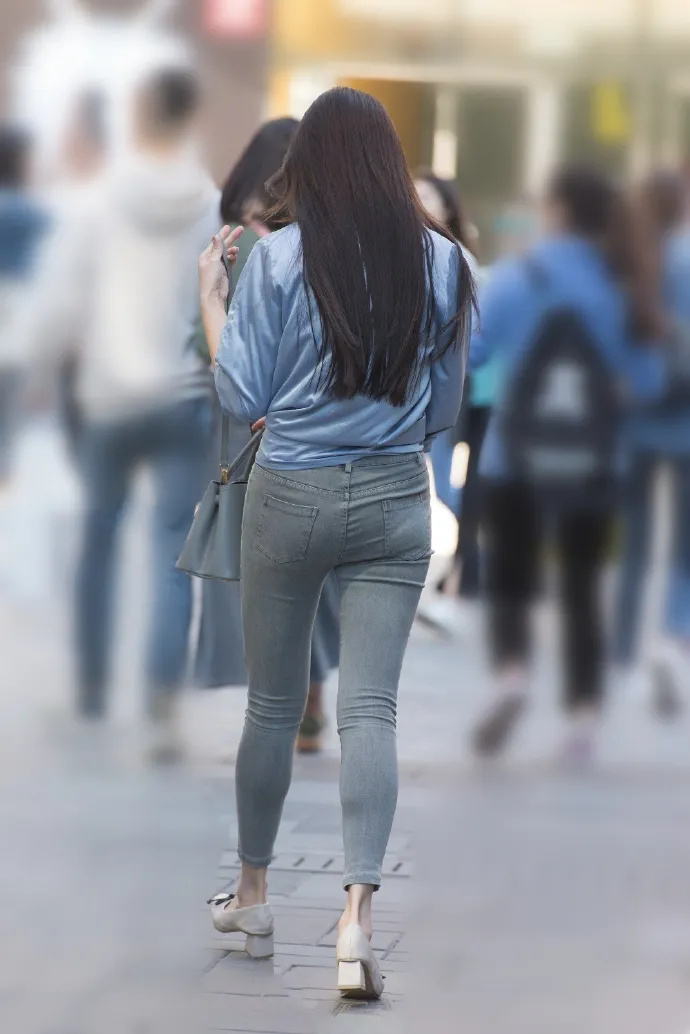 穿牛仔裤的时尚女生