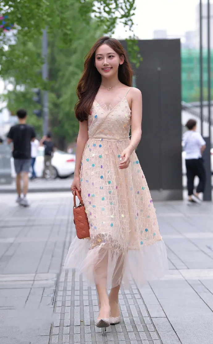 穿长裙的时尚女生