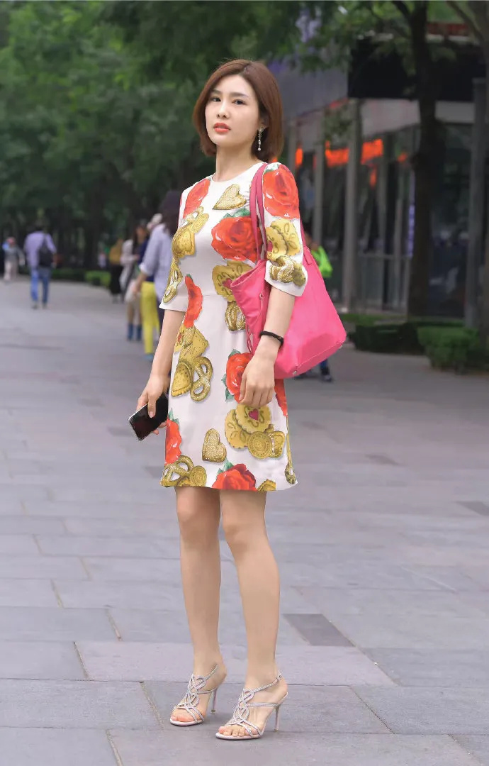 穿花裙的时尚女生
