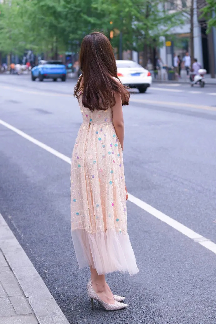 穿长裙的时尚女生