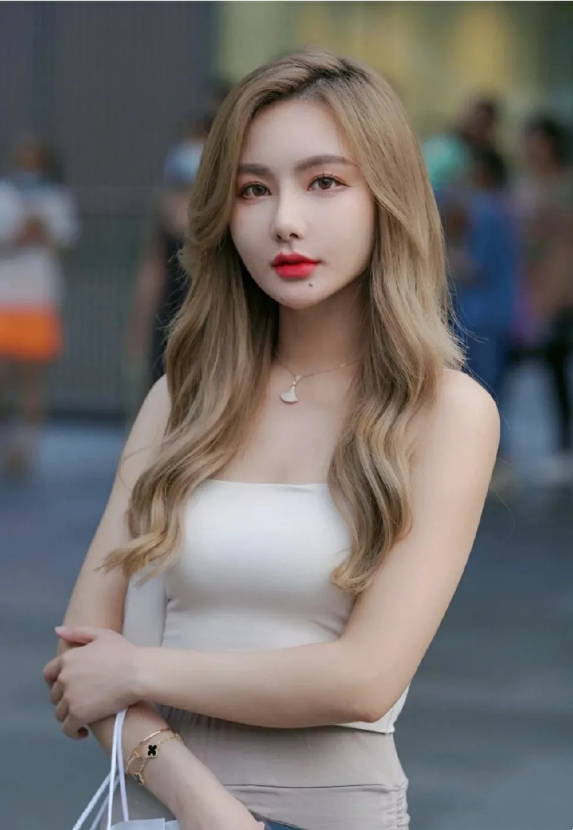 穿浅灰群的时尚女生