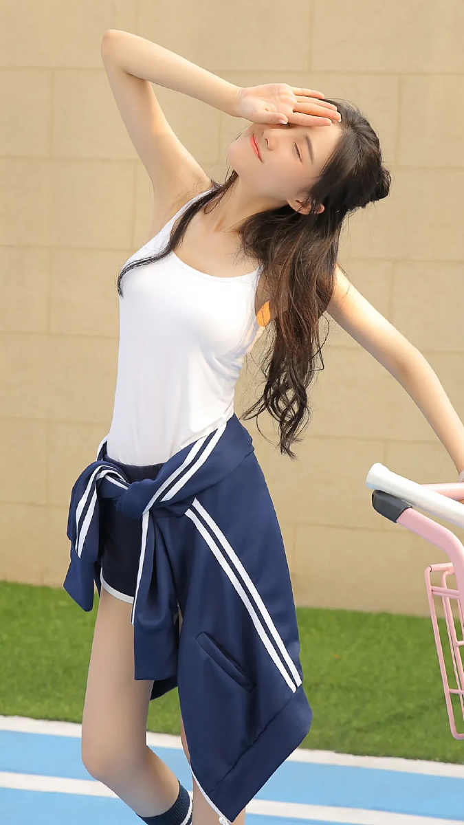 清新养眼学姐吊带背心可爱写真