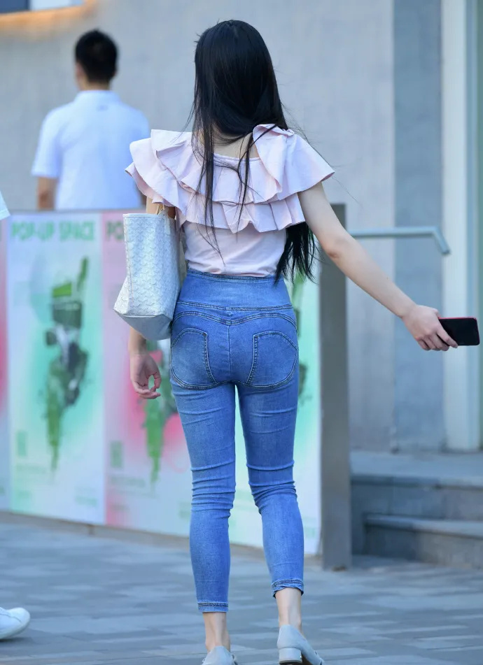 穿蓝色牛仔裤的时尚女生