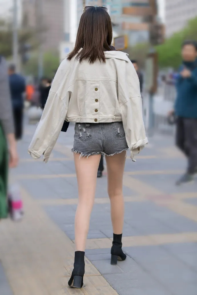 穿牛仔短裤的时尚女生