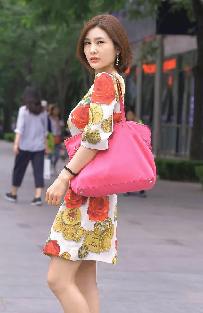 穿花裙的时尚女生