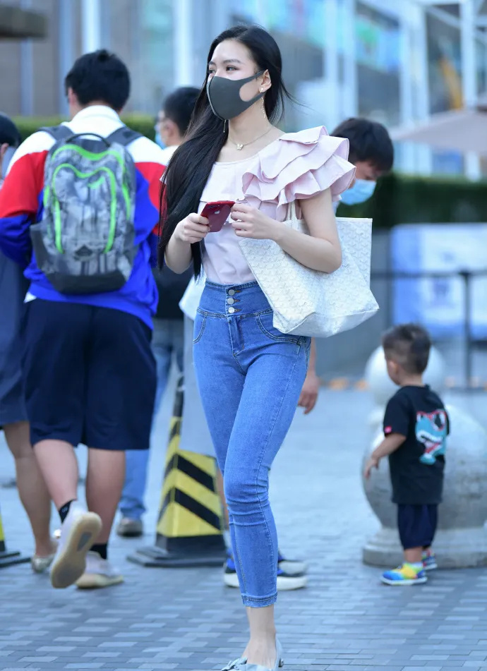 穿蓝色牛仔裤的时尚女生