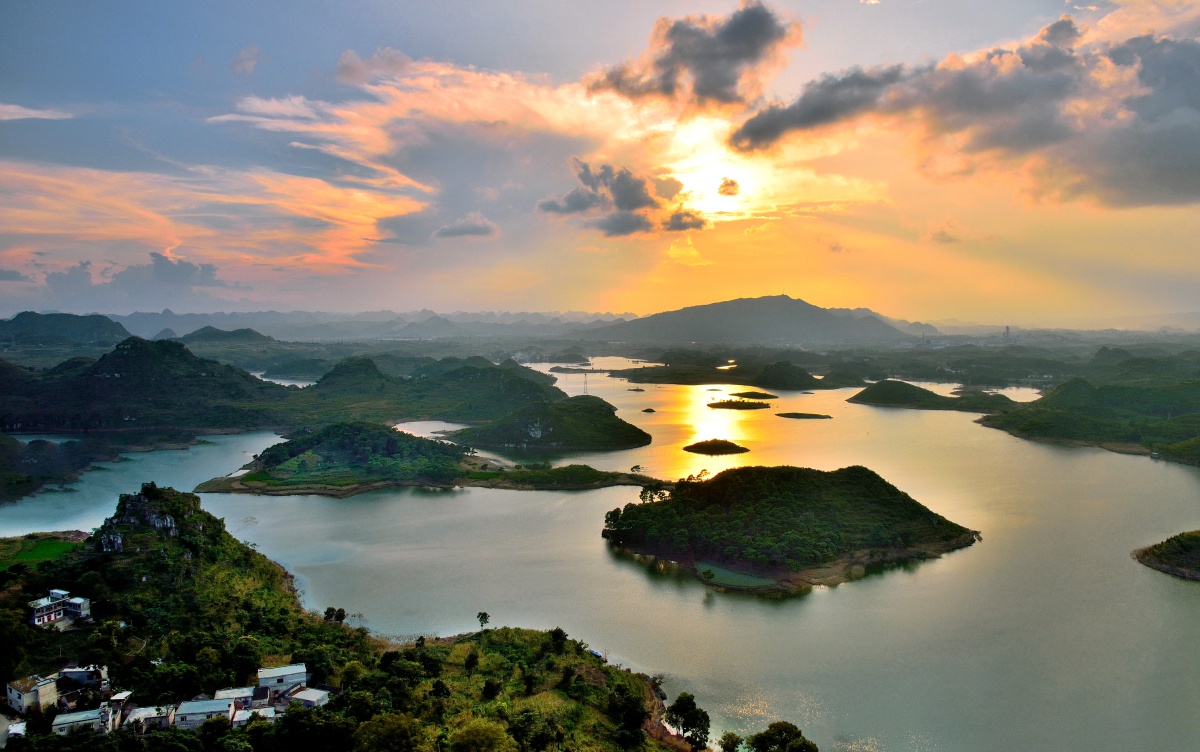 高原千岛湖拍摄于贵州安龙县德卧镇