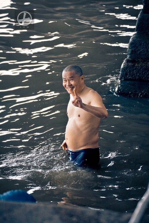 快乐的大叔<br />
经过珠江边见到一大叔在洗澡，开始只是想偷拍他，没想到他看到镜头后还给出这可爱的手势~乐在其中