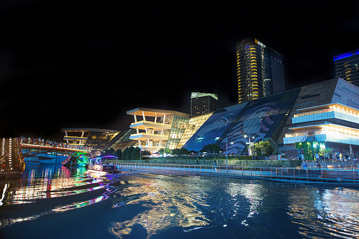 圆融夜晚表现了苏州园区城市现代化建筑风格之美融入新加坡元素成就