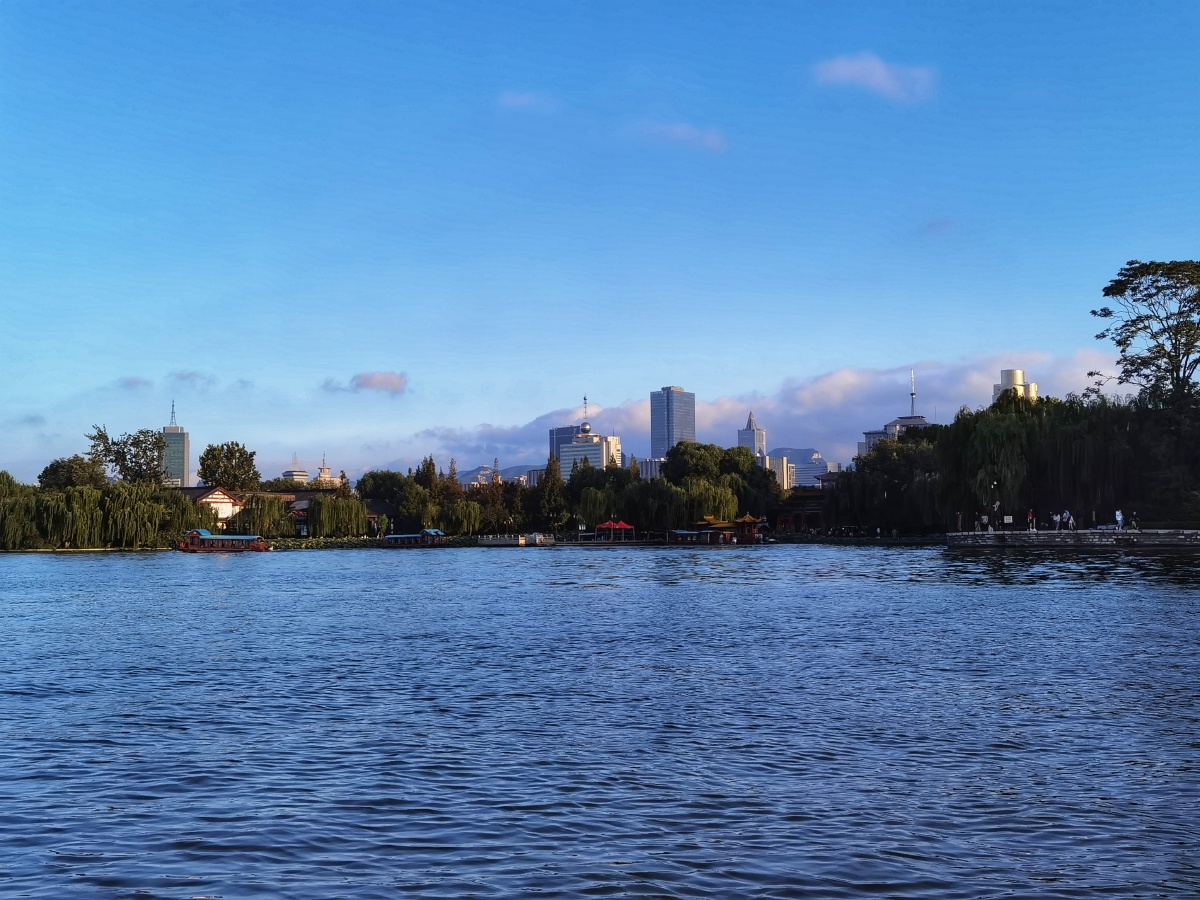 湖边的城市美景