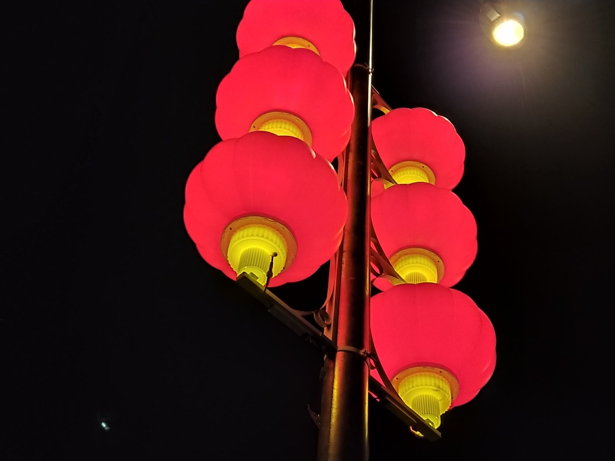 夜晚节日路边的红灯笼