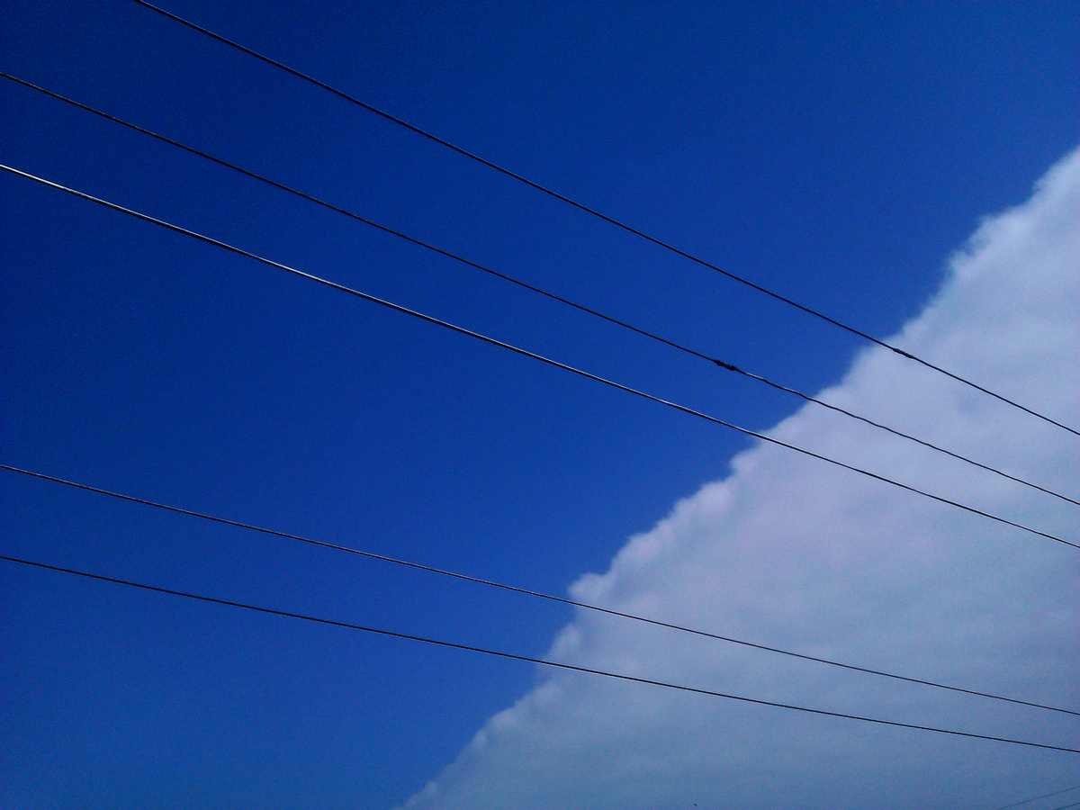 线条<br /> 白云被蓝色慢慢侵蚀