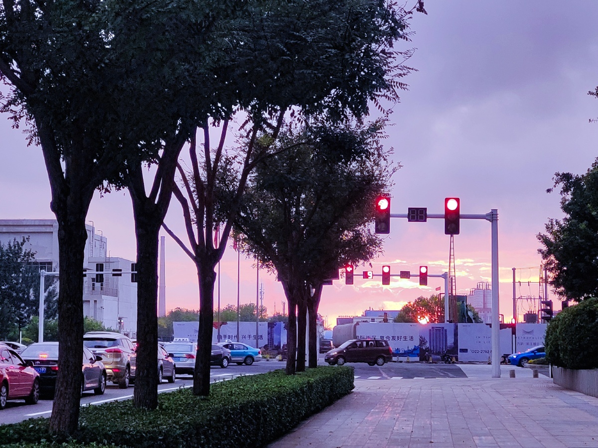 傍晚的街头车辆行人晚霞都充满温柔