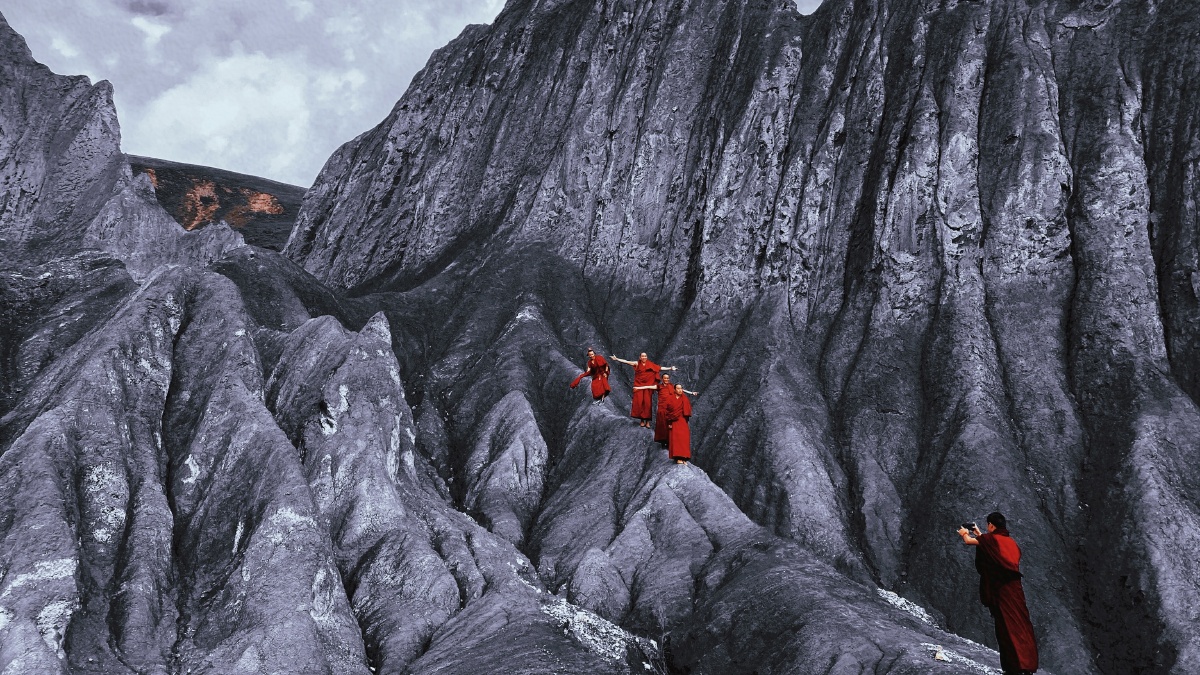 魔石公园里一道反差色红黑鲜明对比是当地那些信仰者与当地特色风景