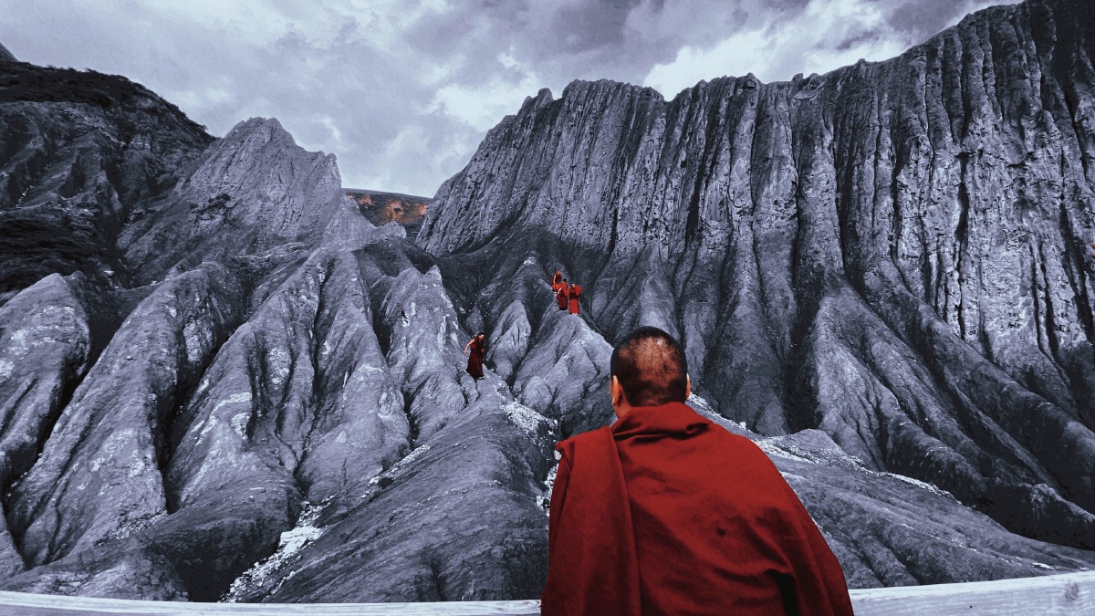 魔石公园里一道反差色红黑鲜明对比是当地那些信仰者与当地特色风景