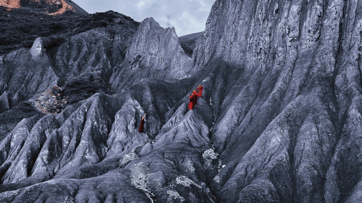 魔石公园里一道反差色红黑鲜明对比是当地那些信仰者与当地特色风景