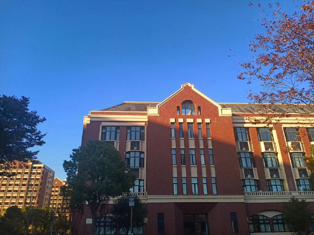 上海建桥学院建筑美景实拍学校参观原图无滤镜位于上海市浦东新区沪城