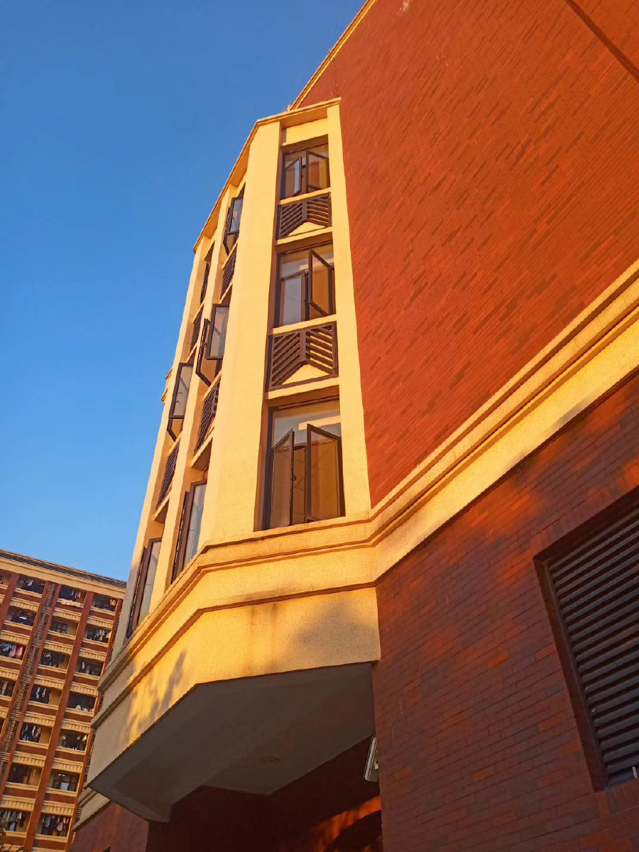 上海建桥学院建筑美景实拍学校参观原图无滤镜位于上海市浦东新区沪城