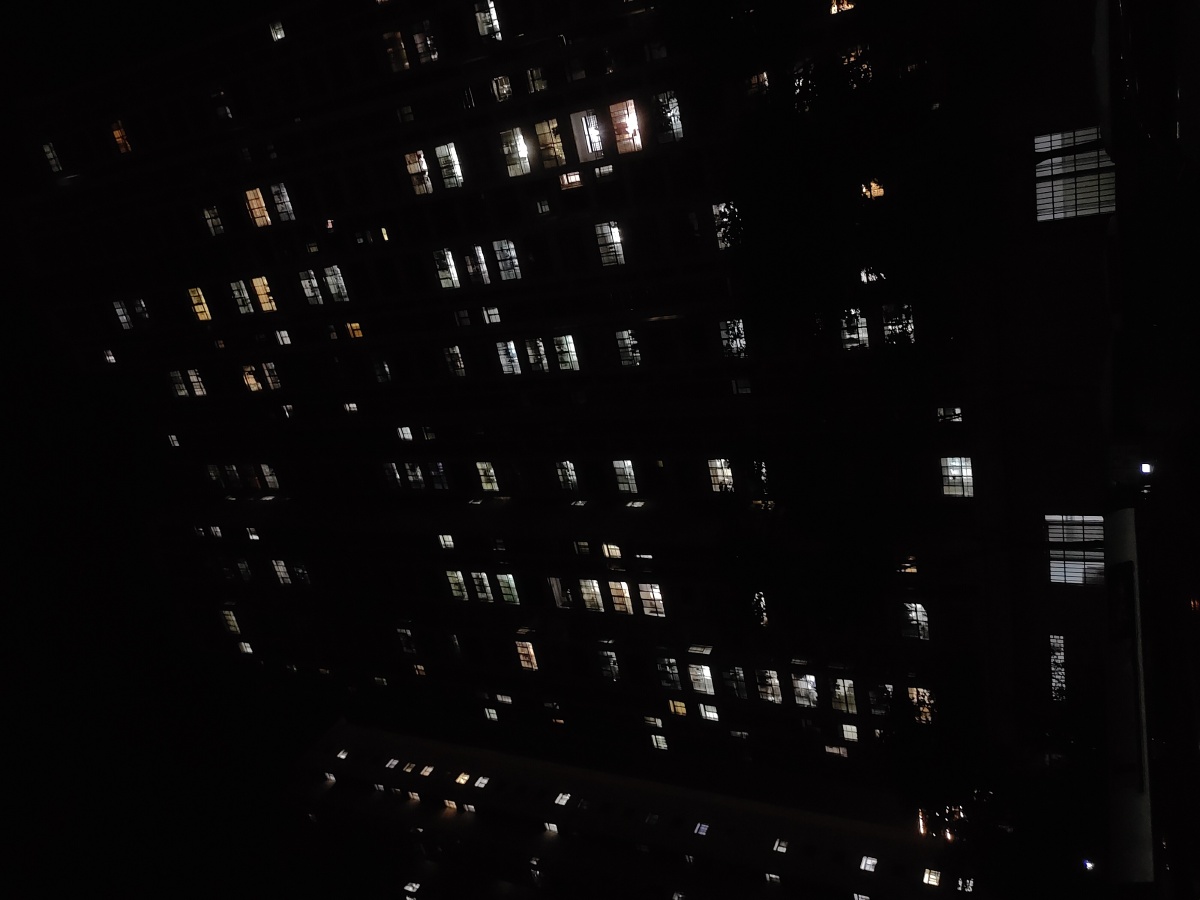 夜晚的小区灯光像在下棋