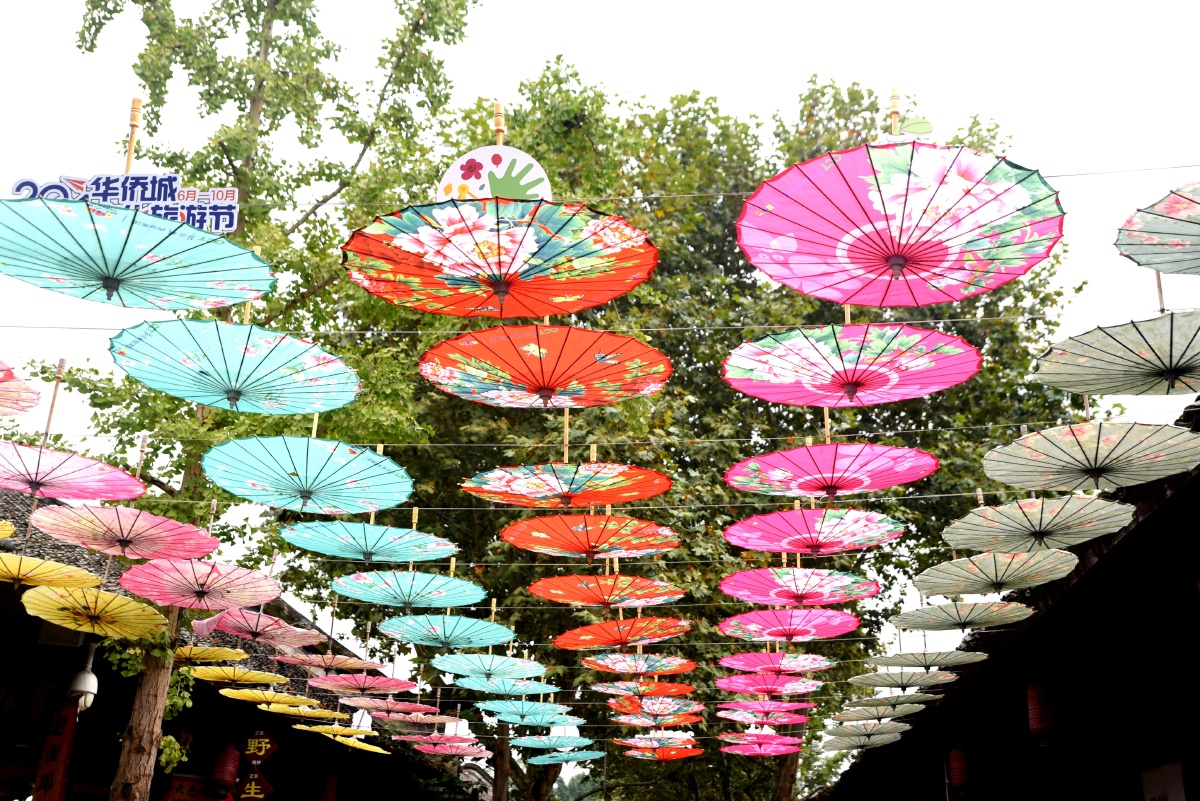 安仁古镇的油纸伞