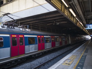 1372574