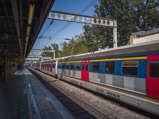 1372576