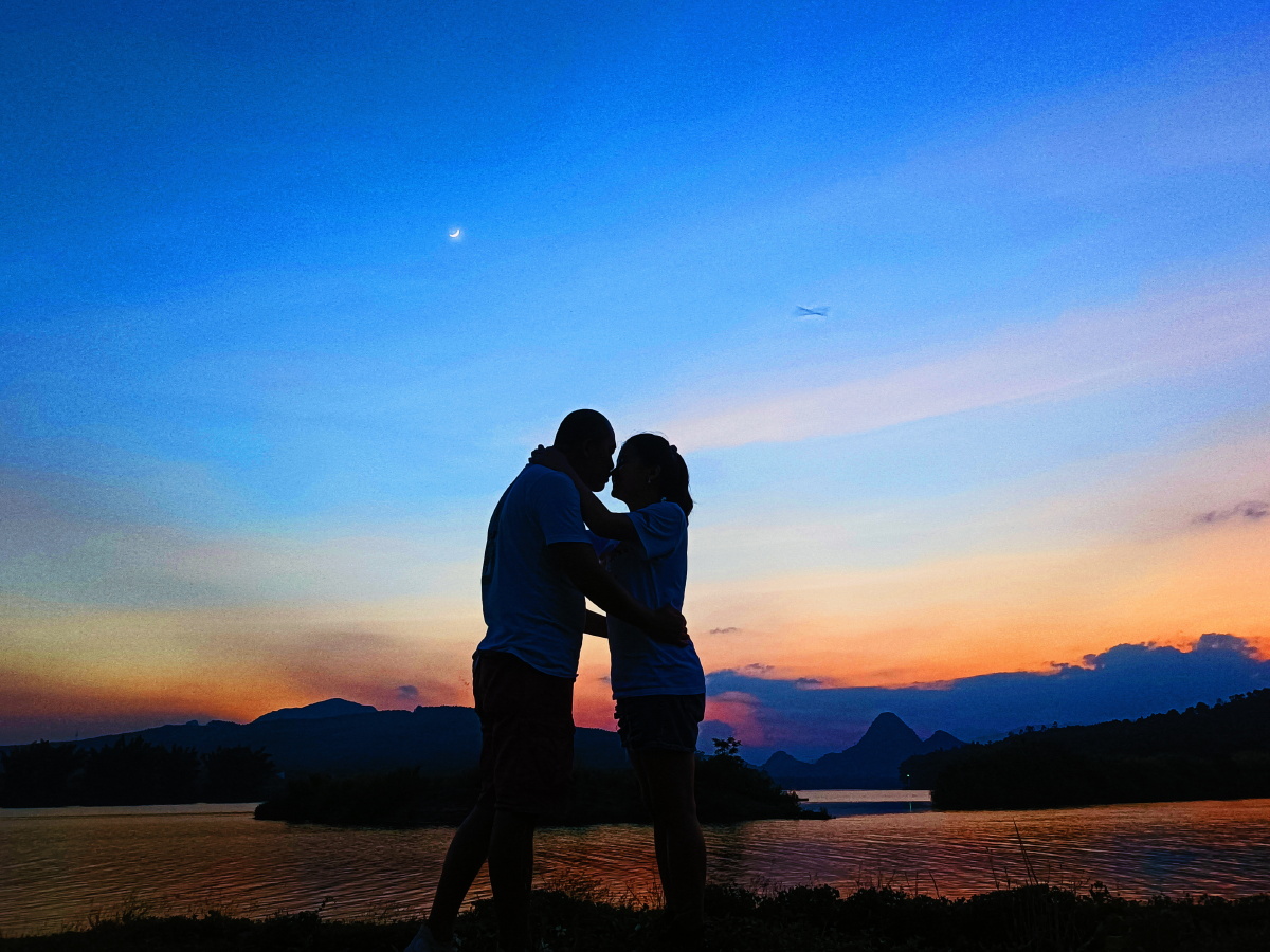 我喜欢这傍晚的人间夕阳下时光凝滞落日躺进江里我躺进你怀里