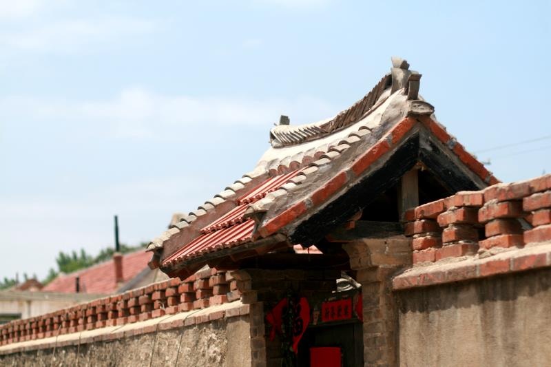 北方农家小院的门楼和围墙