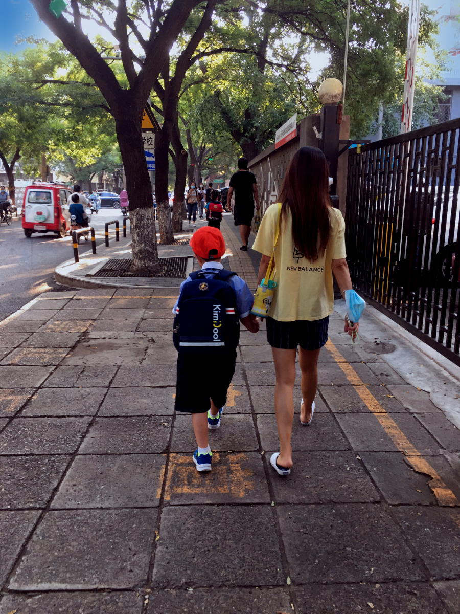 开学了一年级小学生背起书包上学去
