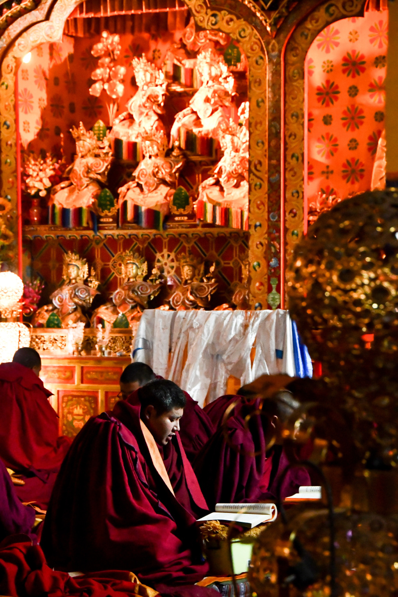四川石渠色须寺早课