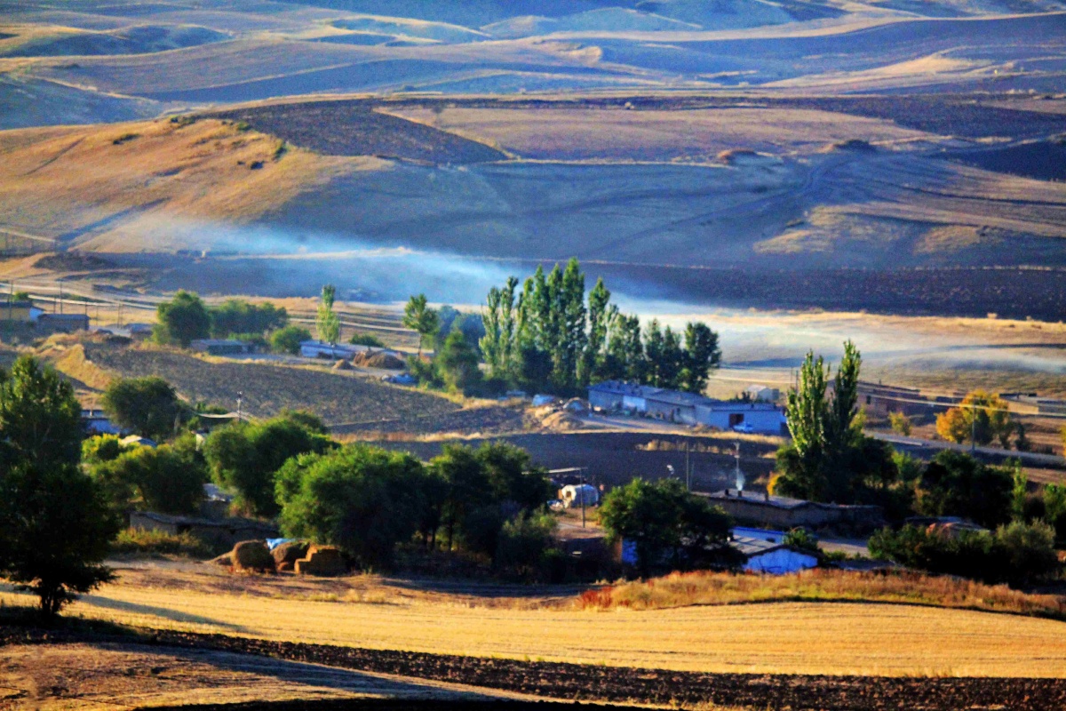摄于新疆木垒平顶山老村