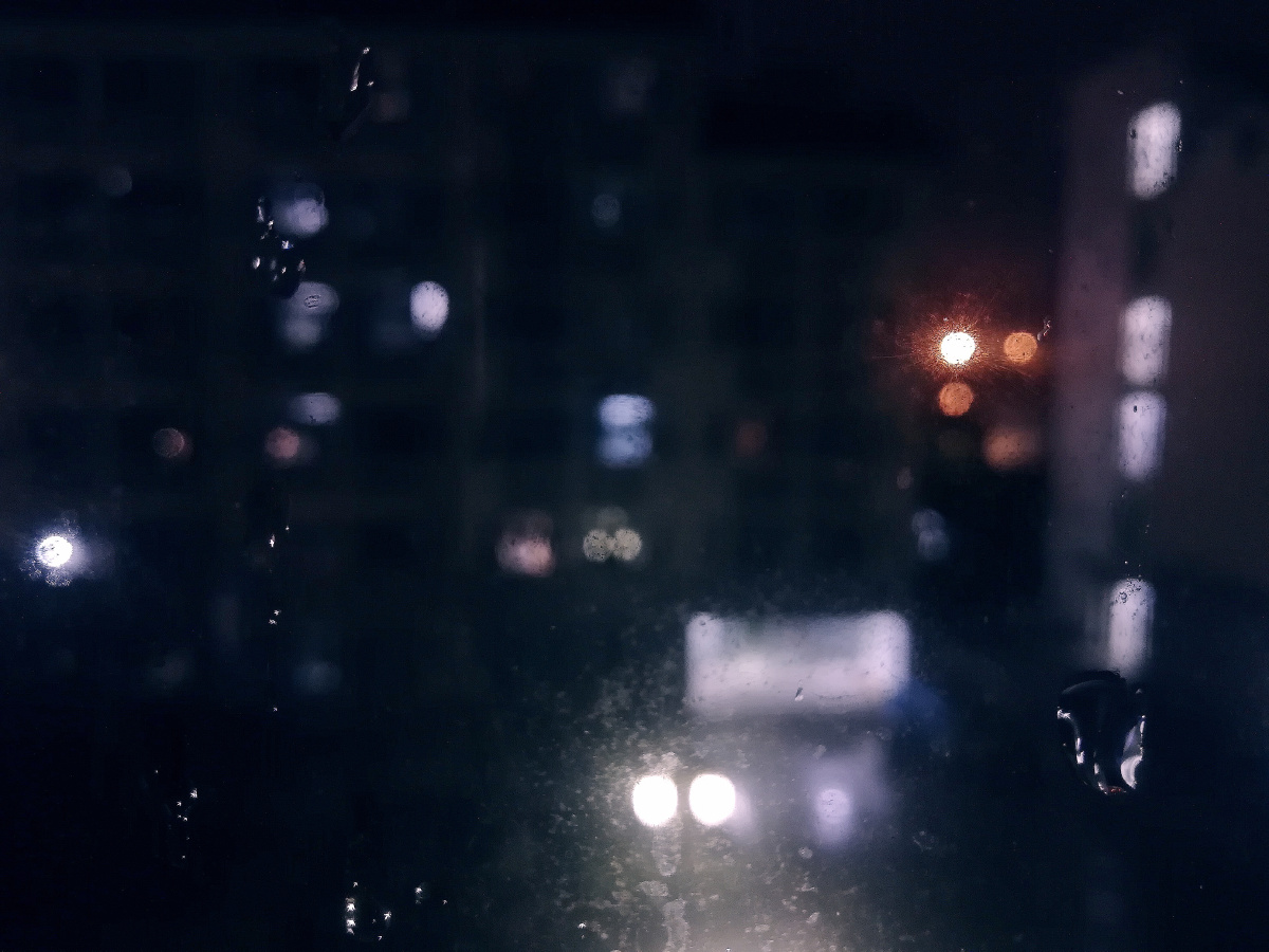 雨夜窗边