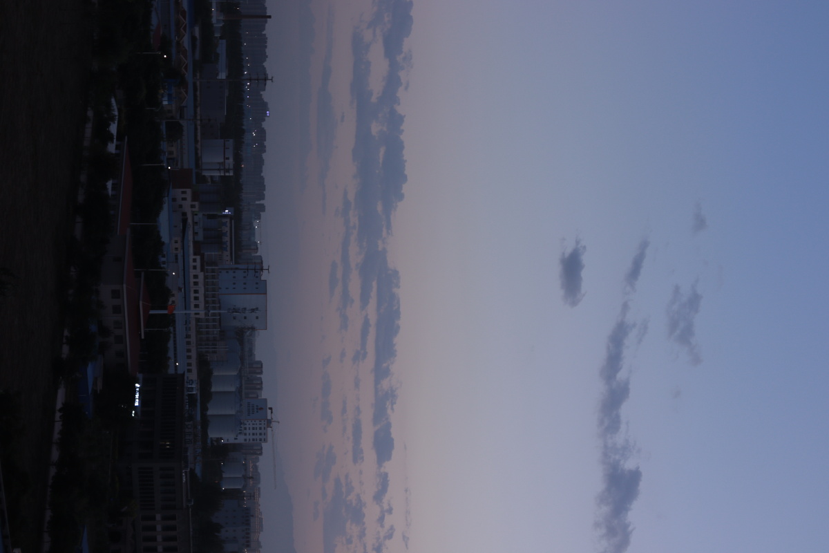 早上六点钟的月