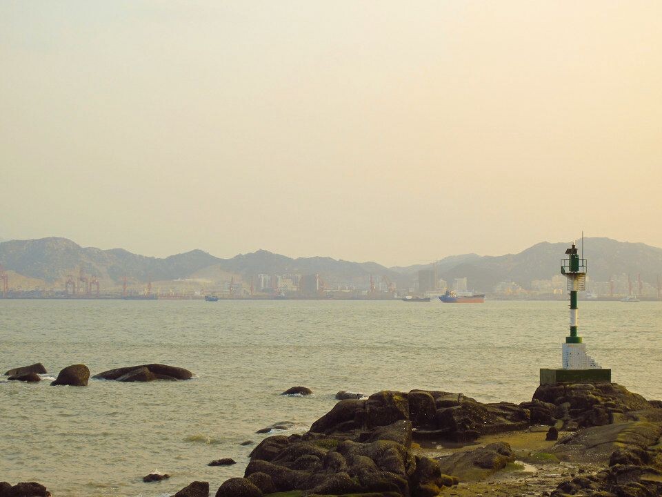 夕阳中的指示柱<br />
