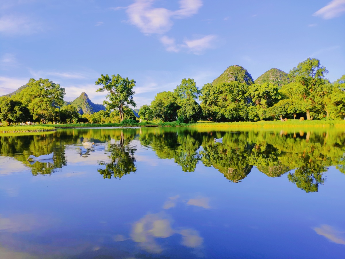 天映湖水水映天